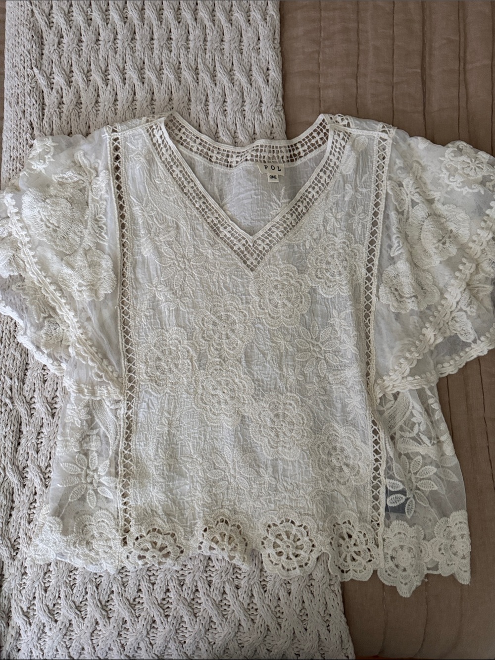 NWOT POL Lace V-Neck Flutter Sleeve Top in Cream